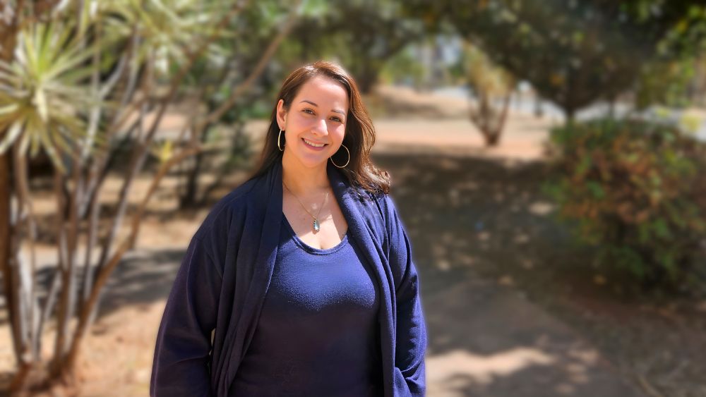 Renata Vale Vilhena em um jardim
